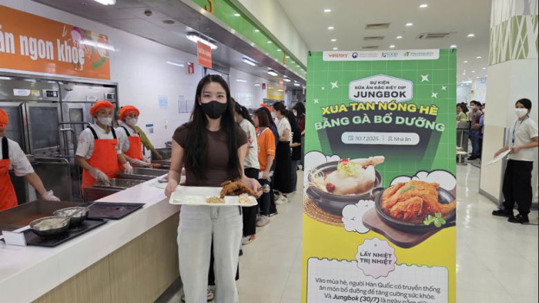 Các hoạt động tương tác như bốc thăm trúng thưởng cũng được tổ chức, góp phần tạo bầu không khí sôi động tại sự kiện.