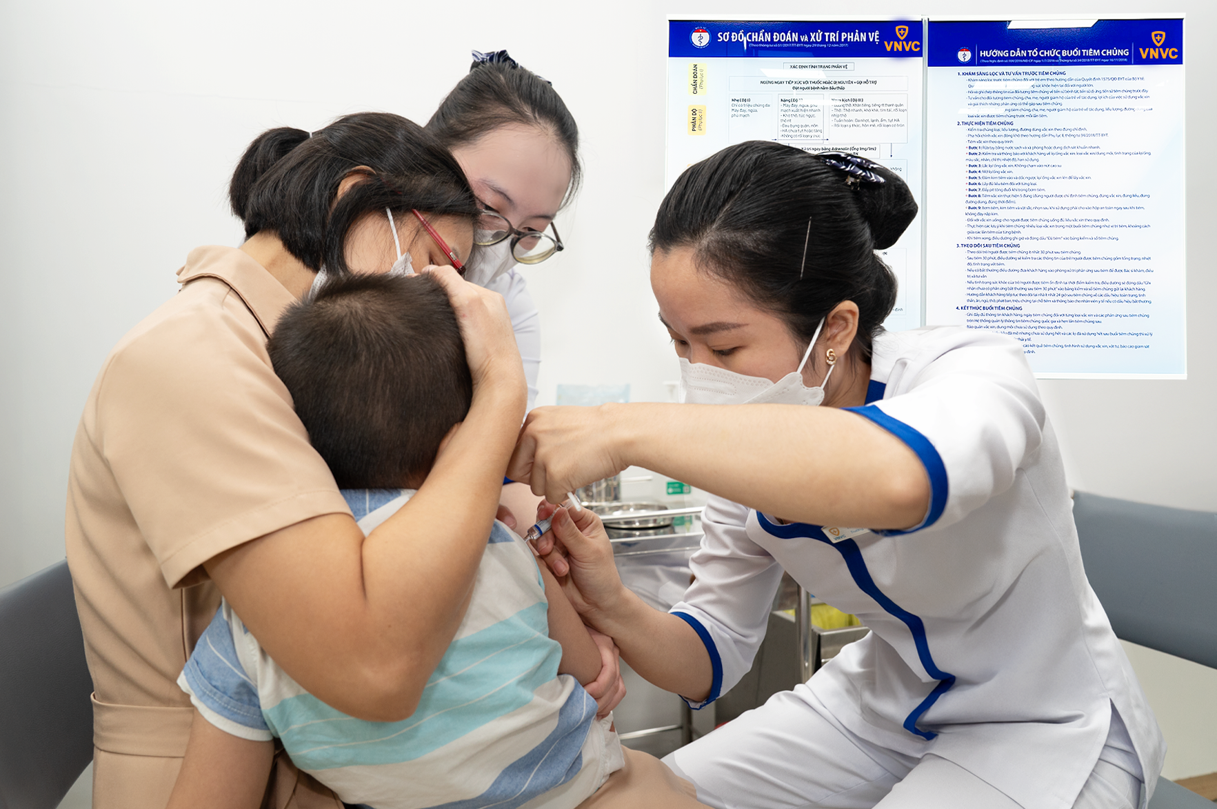 Chị Thanh đưa con đến tiêm ngừa vắc xin não mô cầu sáng 15/8, tại Hệ thống Tiêm chủng VNVC. Ảnh: Mộc Thảo