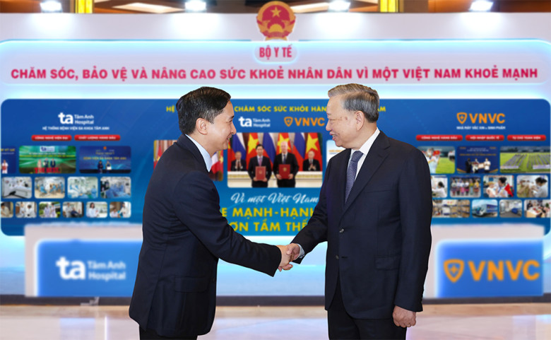 Ông Ngô Chí Dũng, Chủ tịch Hội đồng Quản trị Hệ thống Bệnh viện Đa khoa Tâm Anh, Vắc xin VNVC đón Tổng Bí thư Tô Lâm thăm gian trưng bày triển lãm của đơn vị. Ảnh: Bệnh viện Đa khoa Tâm Anh.