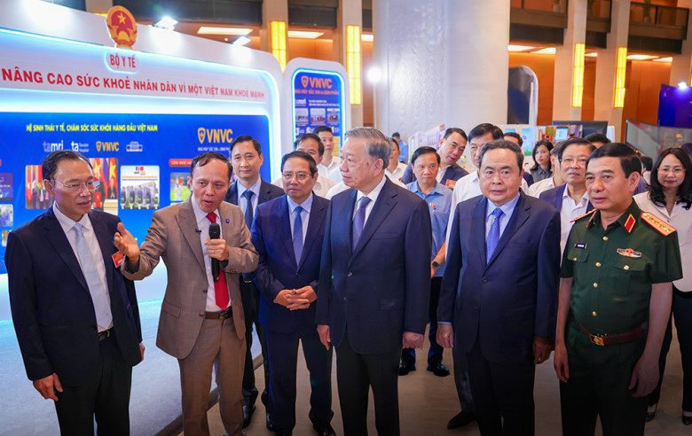 Tổng Bí thư Tô Lâm, Thủ tướng Chính phủ Phạm Minh Chính, Chủ tịch Quốc hội Trần Thanh Mẫn, Đại tướng Phan Văn Giang - Bộ trưởng Bộ Quốc phòng thăm dàn Robot AI do PGS.TS.BS Nguyễn Xuân Hiền, Giám đốc Trung tâm Chẩn đoán hình ảnh và Điện quang can thiệp Bệnh viện Đa khoa Tâm Anh Hà Nội giới thiệu. Ảnh: Bệnh viện Đa khoa Tâm Anh.