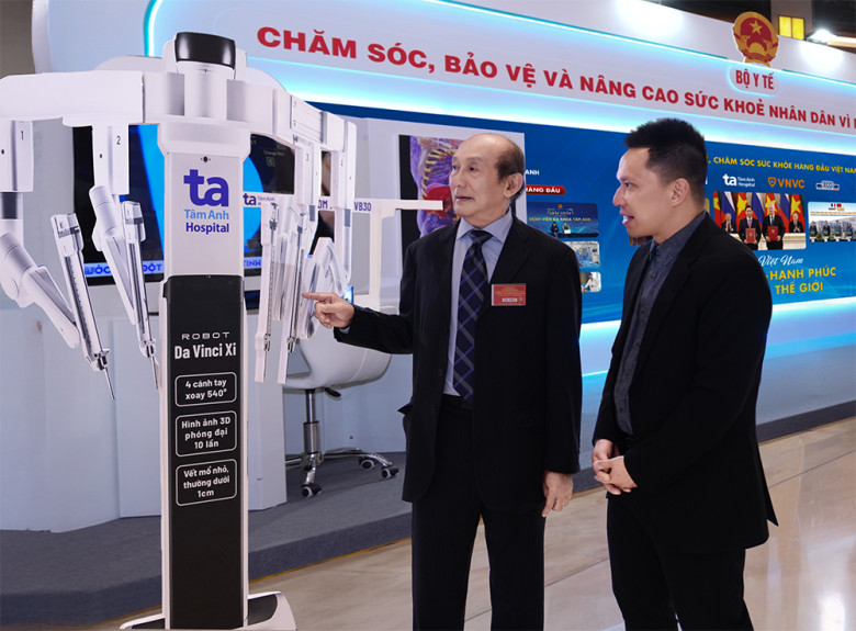 TTƯT.PGS.TS.BS Vũ Lê Chuyên, Giám đốc Trung tâm Tiết niệu - Thận học - Nam khoa, Bệnh viện Đa khoa Tâm Anh TP.HCM, giới thiệu về tính năng của Robot phẫu thuật Da Vinci Xi. Ảnh: Bệnh viện Đa khoa Tâm Anh.