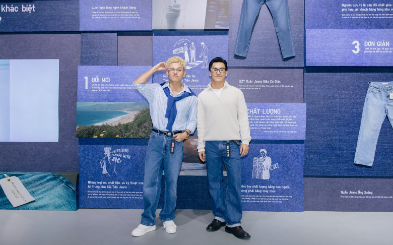 Nếu Jun Phạm xuất hiện với combo “hack tuổi”: jeans - sơ mi oxford - sneaker quen thuộc kèm một chiếc áo len merino cột vai tựa sinh viên, thì “Đa Đa” Thiên Minh trung thành với phong cách lịch lãm đậm chất quý ông với phiên bản quần jeans màu xanh đậm, mix với áo thun trắng và áo len kéo khóa bên ngoài. Hai bản phối không thể nào phù hợp hơn cho những ngày đi học, đi làm, đi chơi trong tiết trời hanh hao, se lạnh của ngày thu đông.