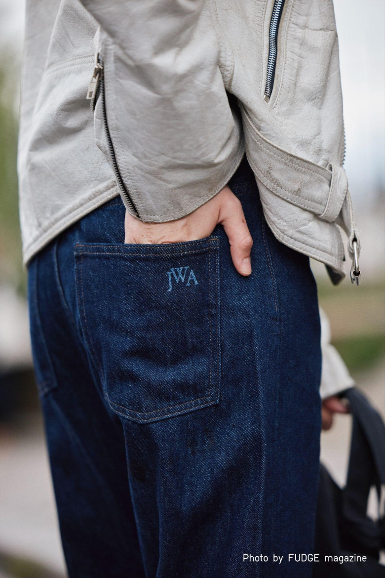 Chi tiết logo JW ANDERSON trên túi sau và khuy quần cũng là điểm nhấn cho chiếc quần jeans ống suông “kinh điển” này.