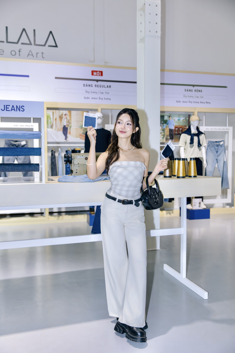 Với hội chị em, Quần Jeans Ống Loe Rộng Dáng Rũ hẳn là item “top 1 wishlist” hack dáng, dù phối với boots “hầm hố” hay giày cao gót mũi nhọn thanh thoát. Cô nàng Mai Kỳ Hân cũng kịp gợi ý một bản phối sáng tạo với chiếc quần jeans màu natural yêu thích: Biến tấu sơ mi hoạ tiết kẻ sọc thành áo quây, sơ vin gọn gàng và mix thêm thắt lưng tối màu để tạo hiệu ứng lưng ngắn - chân dài hút mắt. Một bộ đồ “đạt điểm tuyệt đối” cho những buổi tiệc tối bên ánh nến lung linh!