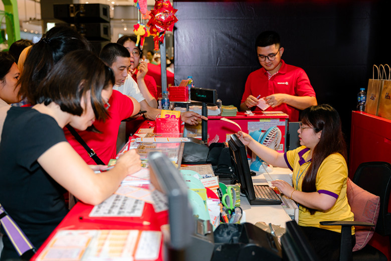 Nhiều người chơi đến điểm bán Vietlott chọn mua Lotto 5/35 ngay khi chính thức phát hành vào ngày 29/6.