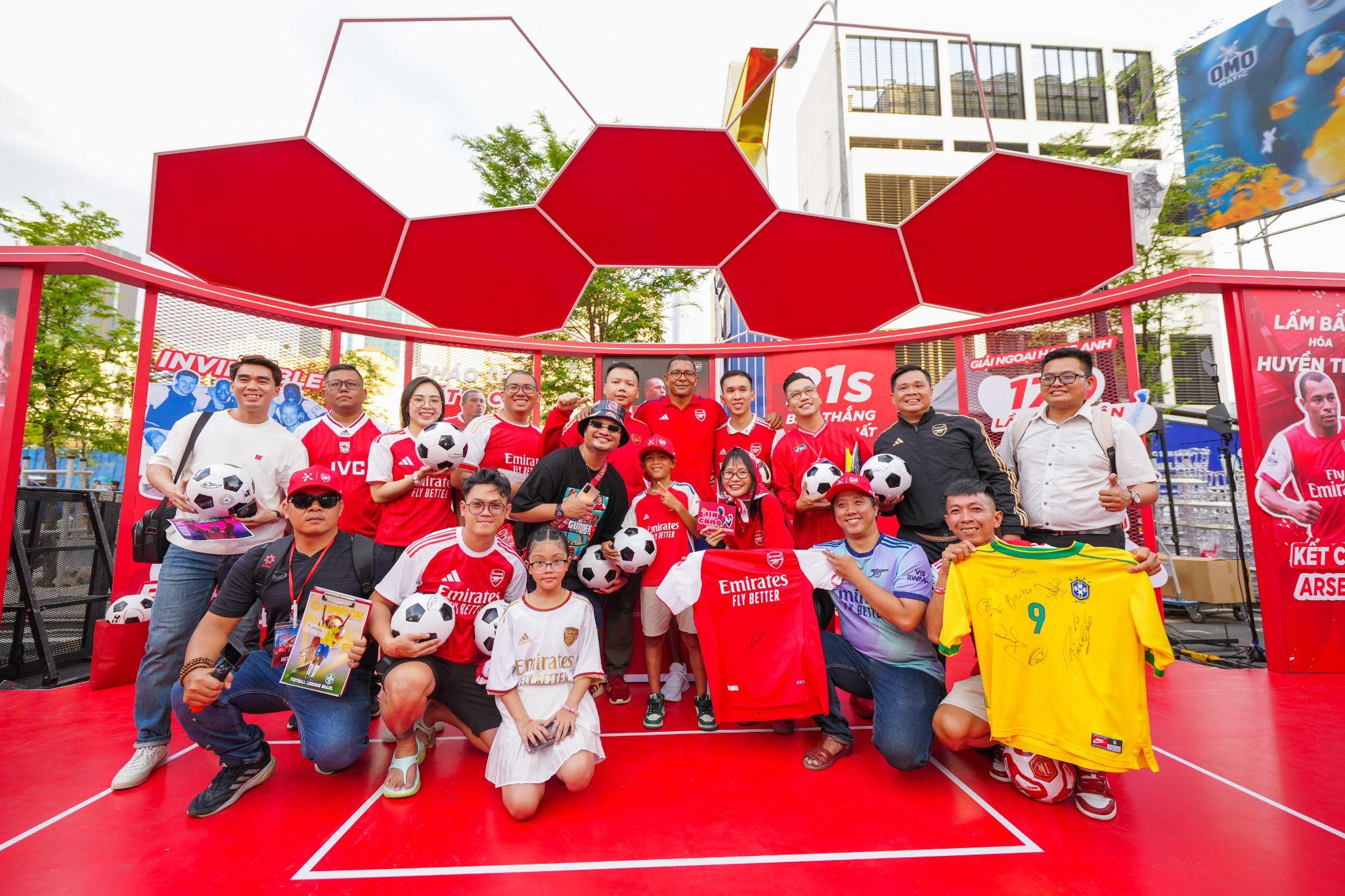 Đông đảo người hâm mộ xuất hiện tại sự kiện để giao lưu với Gilberto Silva