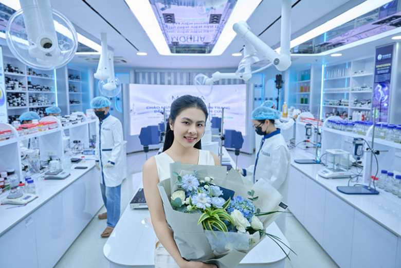 Nữ diễn viên Vân Trang có dịp tham quan Viện nghiên cứu và ứng dụng công nghệ dược mỹ phẩm - thực phẩm của Mocha
