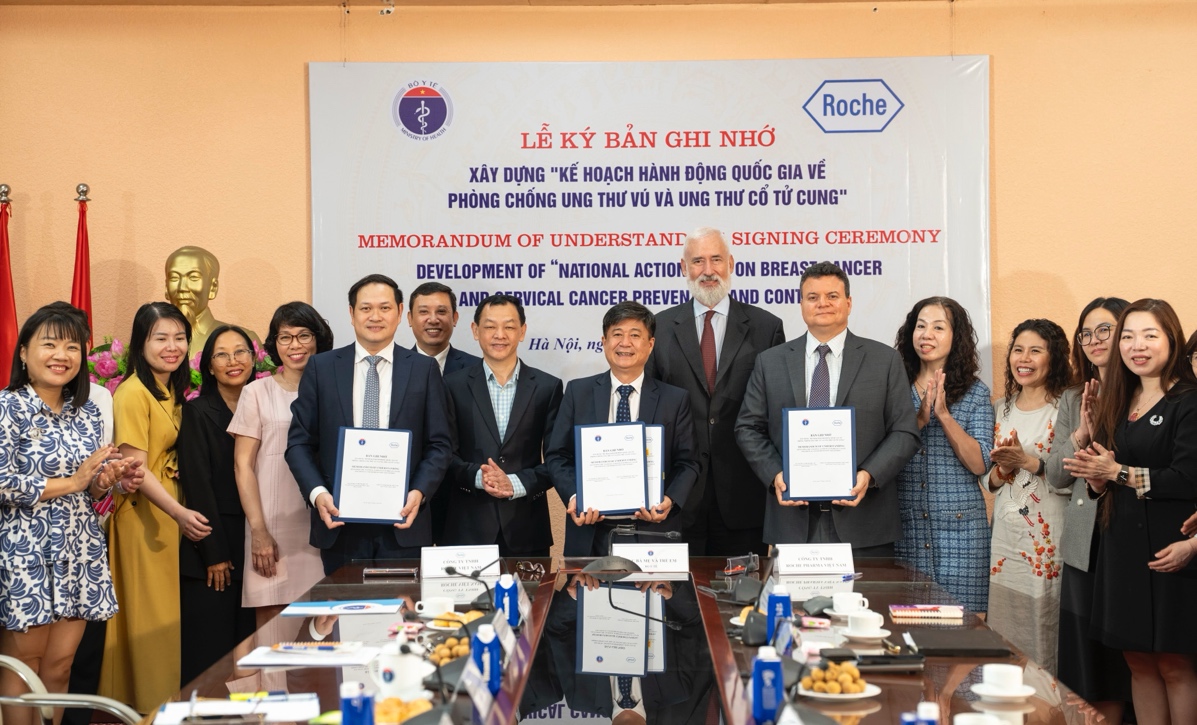 Thứ trưởng Bộ Y tế Nguyễn Tri Thức và Phó Đại sứ Thụy Sĩ - ngài Aldo De Luca chúc mừng ký kết hợp tác giữa bản ghi nhớ Xây dựng Kế hoạch hành động quốc gia về phòng chống ung thư vú và ung thư cổ tử cung giữa các đơn vị.