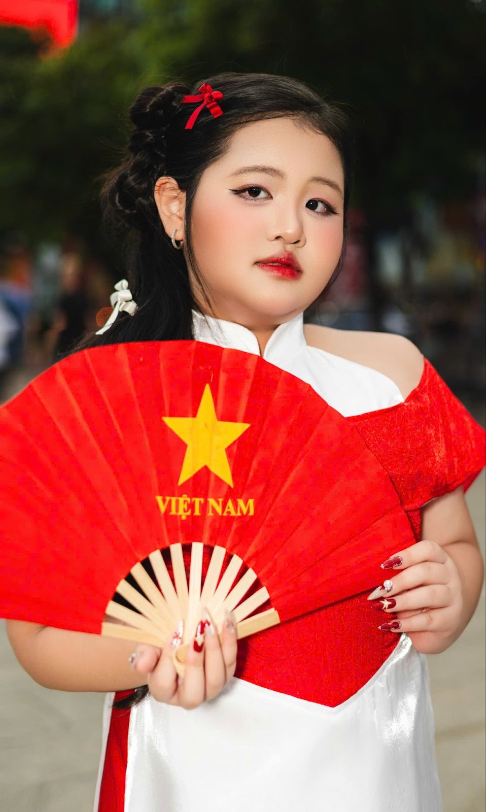 Dory Như rạng rỡ trong tà áo dài đỏ sao vàng mừng Quốc khánh 2-9.