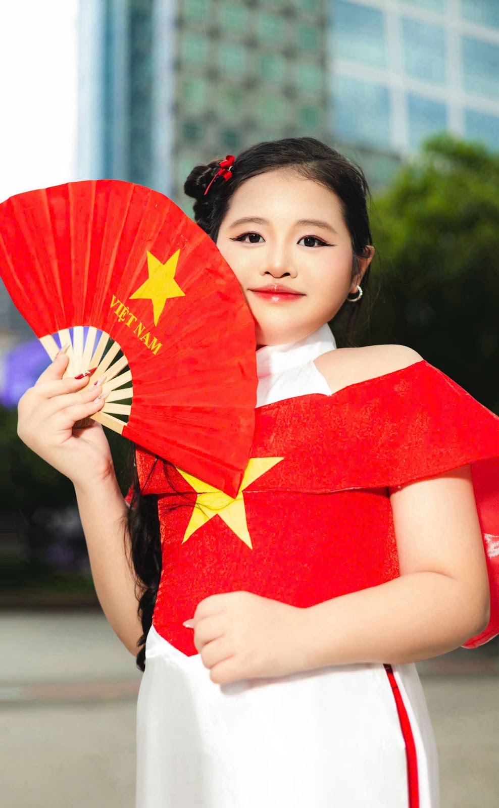 Nụ cười hồn nhiên của mẫu nhí khắc họa vẻ đẹp thiếu nhi Việt Nam tự tin, trong sáng.