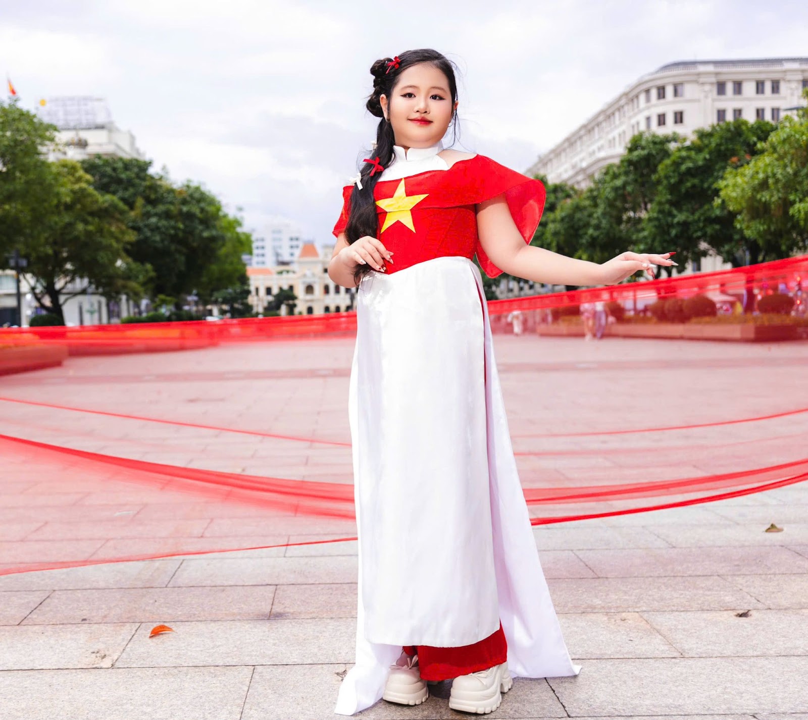 Giữa phố đi bộ hiện đại, hình ảnh áo dài truyền thống trở thành điểm nhấn giàu cảm xúc.