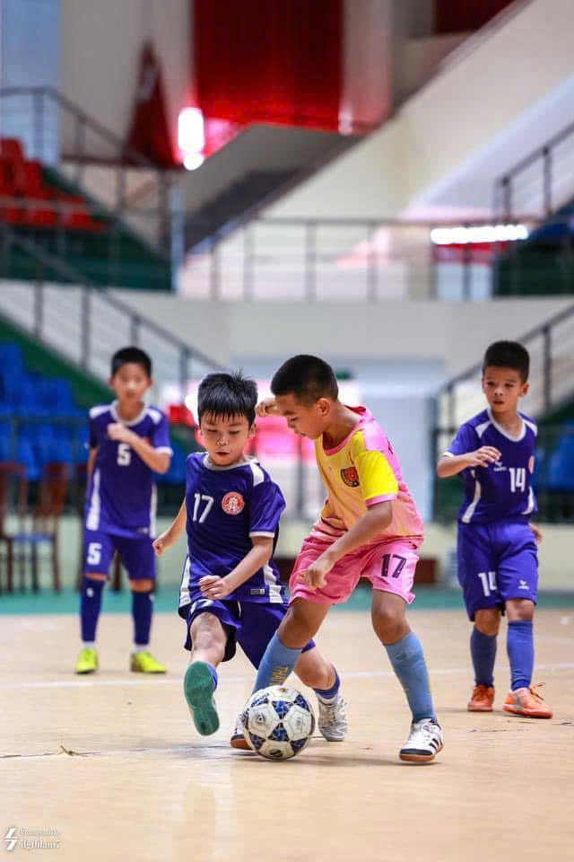 Thanh Phong (áo tím số 17) thi đấu hết mình trên sân. Ảnh: NVCC