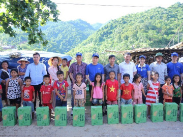 Vinamilk hỗ trợ đồng bào Nghệ An khắc phục hậu quả thiên tai