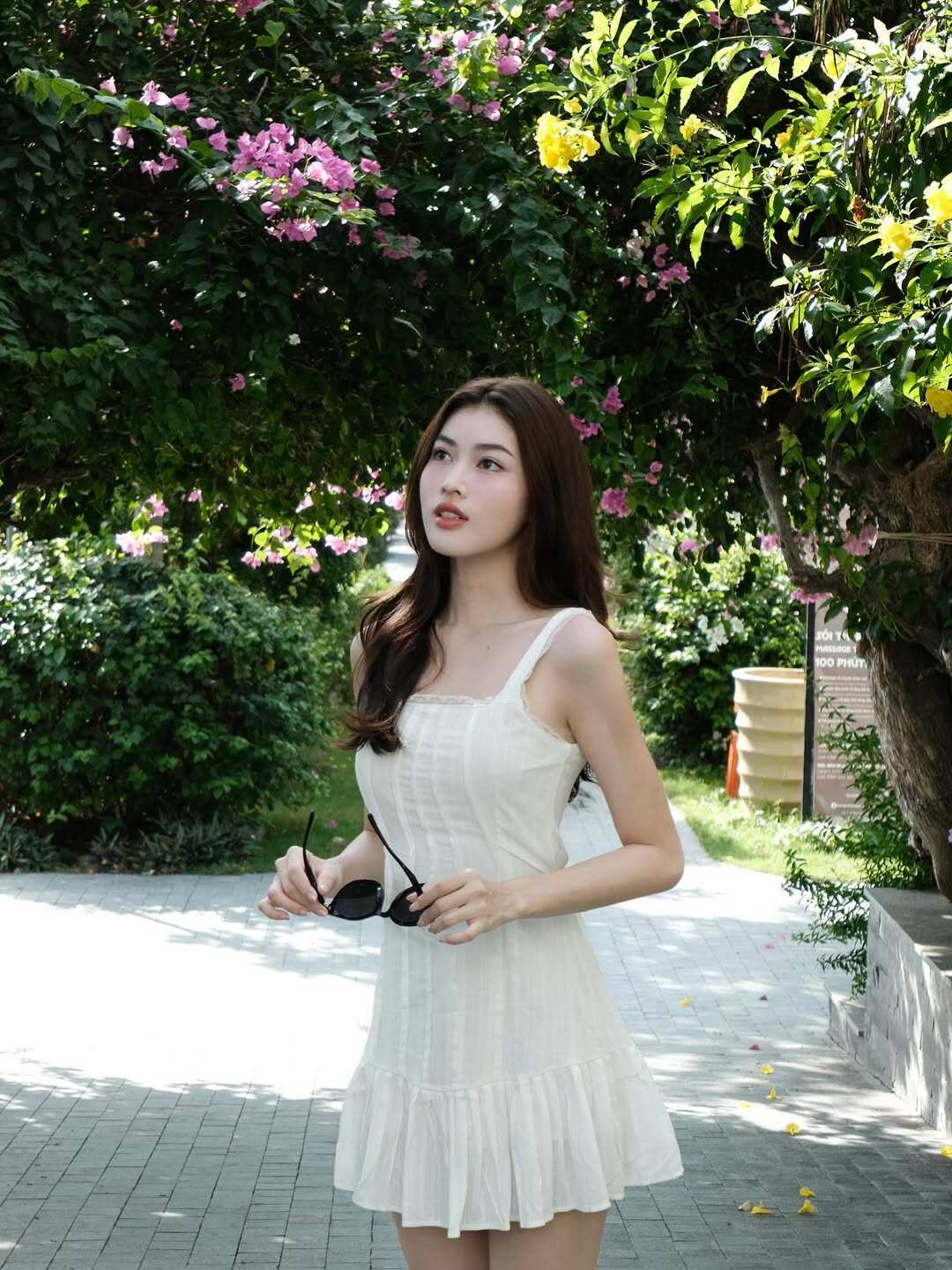 Gam màu trắng là màu sắc được Á hậu Ngọc Thảo yêu thích, thường xuyên diện trong các sự kiện hay các khoảnh khắc đời thường.