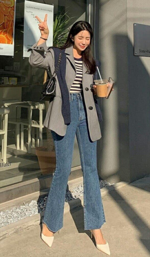 Jeans ống loe khi mix cùng giày cao gót chính là combo hack chân siêu đỉnh. Phần ống loe nhẹ giúp đôi chân trông dài miên man, đặc biệt hiệu quả với quần cạp cao. Phối với sơ mi, crop top hay áo dài tay ôm sẽ mang lại diện mạo sang chảnh, chuẩn fashionista.