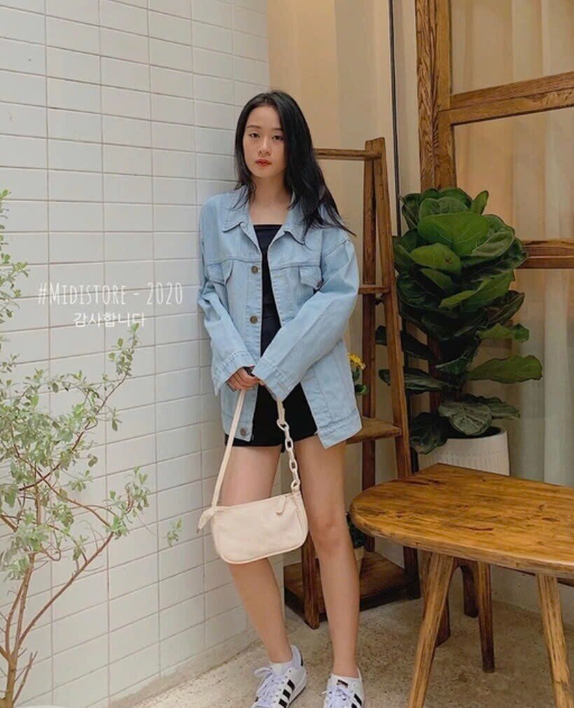 Áo khoác denim là món đồ kinh điển không bao giờ lỗi mốt, phù hợp với nhiều phong cách và độ tuổi. Với chất liệu bền bỉ và thiết kế năng động, áo khoác denim dễ dàng kết hợp cùng váy, quần jeans hay chân váy để tạo nên vẻ ngoài trẻ trung, cá tính và phóng khoáng.