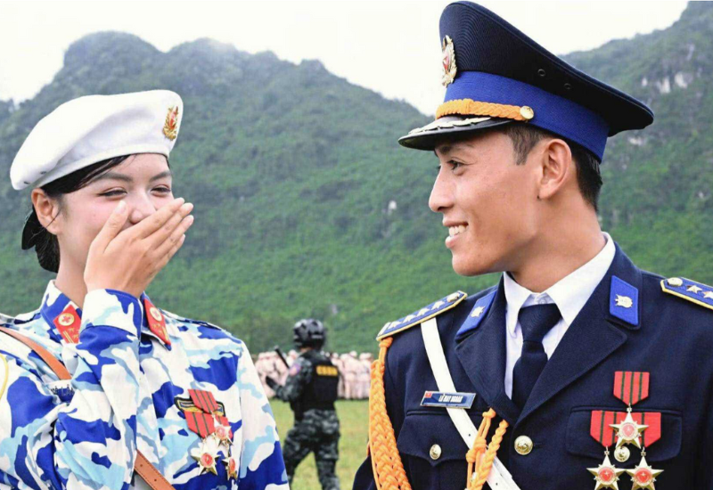 Những ngày qua, mạng xã hội chuyền tay nhau bức ảnh về chuyện tình yêu đẹp giữa trung úy Ngô Lâm Phương và chiến sĩ Lữ May Ngoan. Cả hai có dịp gặp gỡ khi làm chung nhiệm vụ A50. Đến khi gặp lại ở A80, Ngô Lâm Phương và bạn trai chính thức công khai chuyện tình cảm.