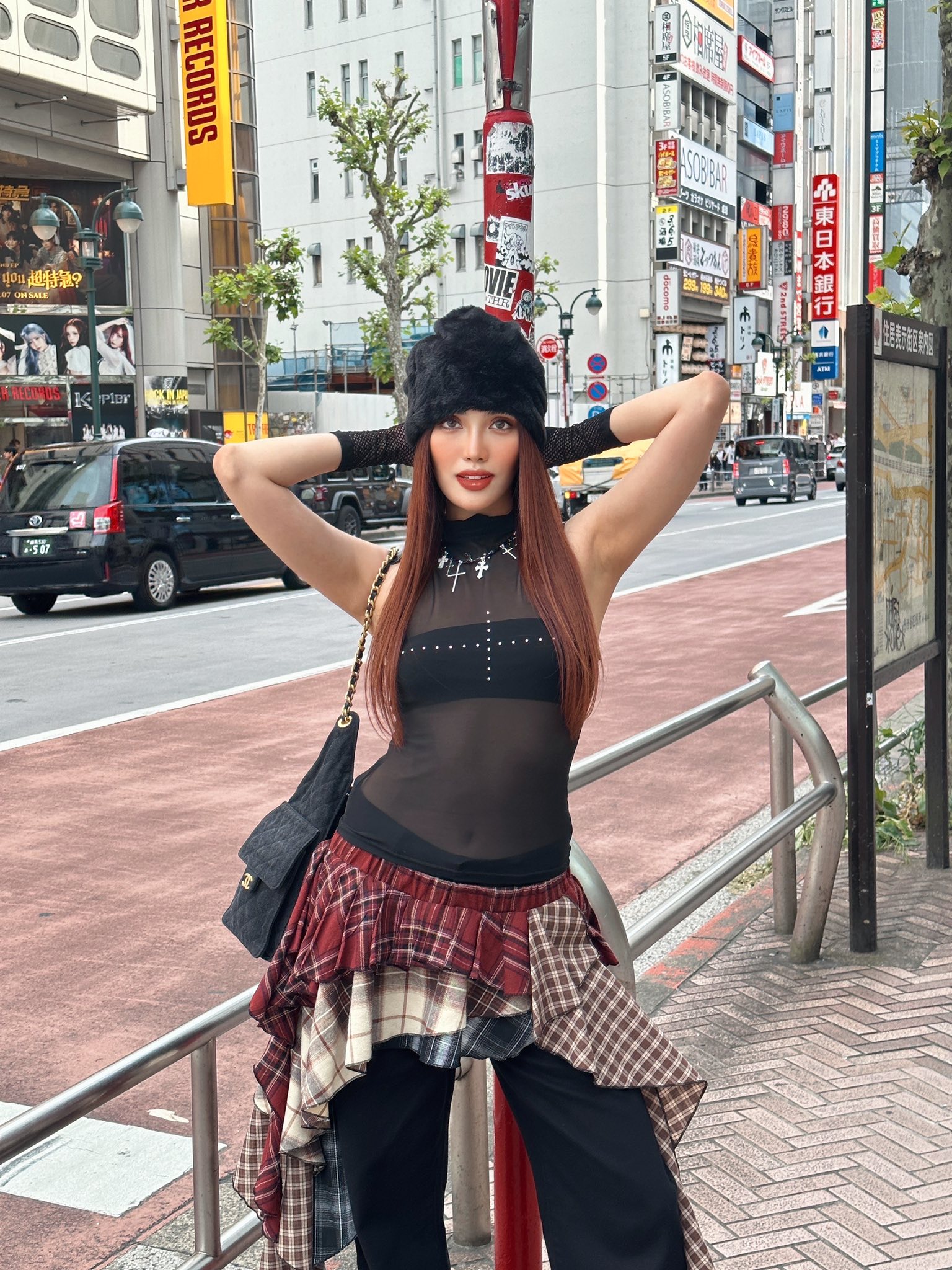 Phong cách thời trang của Lan Khuê luôn tinh tế, biến hóa đa dạng. Trên thảm đỏ, cô chọn váy dạ hội lộng lẫy; ngoài đời thường lại ưa chuộng streetstyle phóng khoáng. Phụ kiện hàng hiệu và cách mix match khéo léo giúp nàng hoa khôi luôn giữ vẻ sang trọng, thời thượng, khó hòa lẫn.