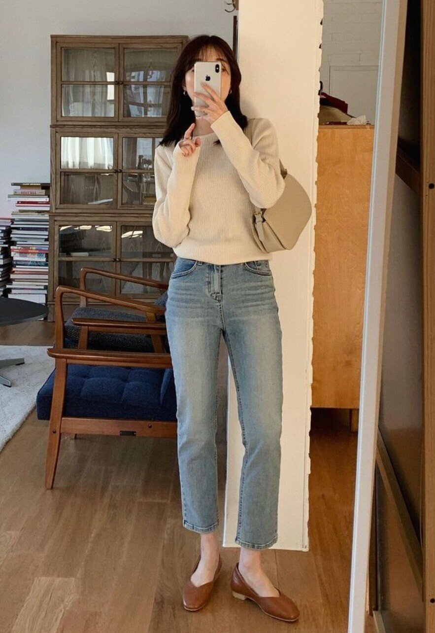 Jeans ống suông mang lại sự thoải mái nhưng vẫn tinh tế. Khi kết hợp áo dài tay sơ vin gọn gàng, tổng thể sẽ thanh thoát và cao ráo hơn. Bạn có thể mix thêm blazer hoặc cardigan để outfit vừa casual, vừa sang trọng. Đây là công thức hack dáng chuẩn gái Hàn.