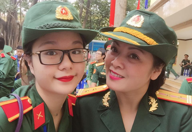 Theo tìm hiểu, Hiền Anh sinh ra trong một gia đình có truyền thống nghệ thuật, mẹ cô cũng là một ca sĩ trong quân đội. Hiền Anh được biết đến là nhạc công piano, công tác tại Đoàn Văn công Quân khu 1.