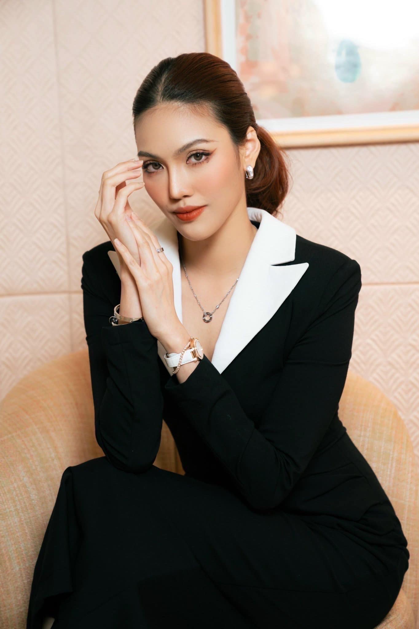 Hoa khôi được thiếu gia cầu hôn bằng nhẫn kim cương 1,2 tỷ đồng, giờ ở biệt thự dát vàng, chăm diện kiểu áo amp;#34;thương hiệuamp;#34; - 10