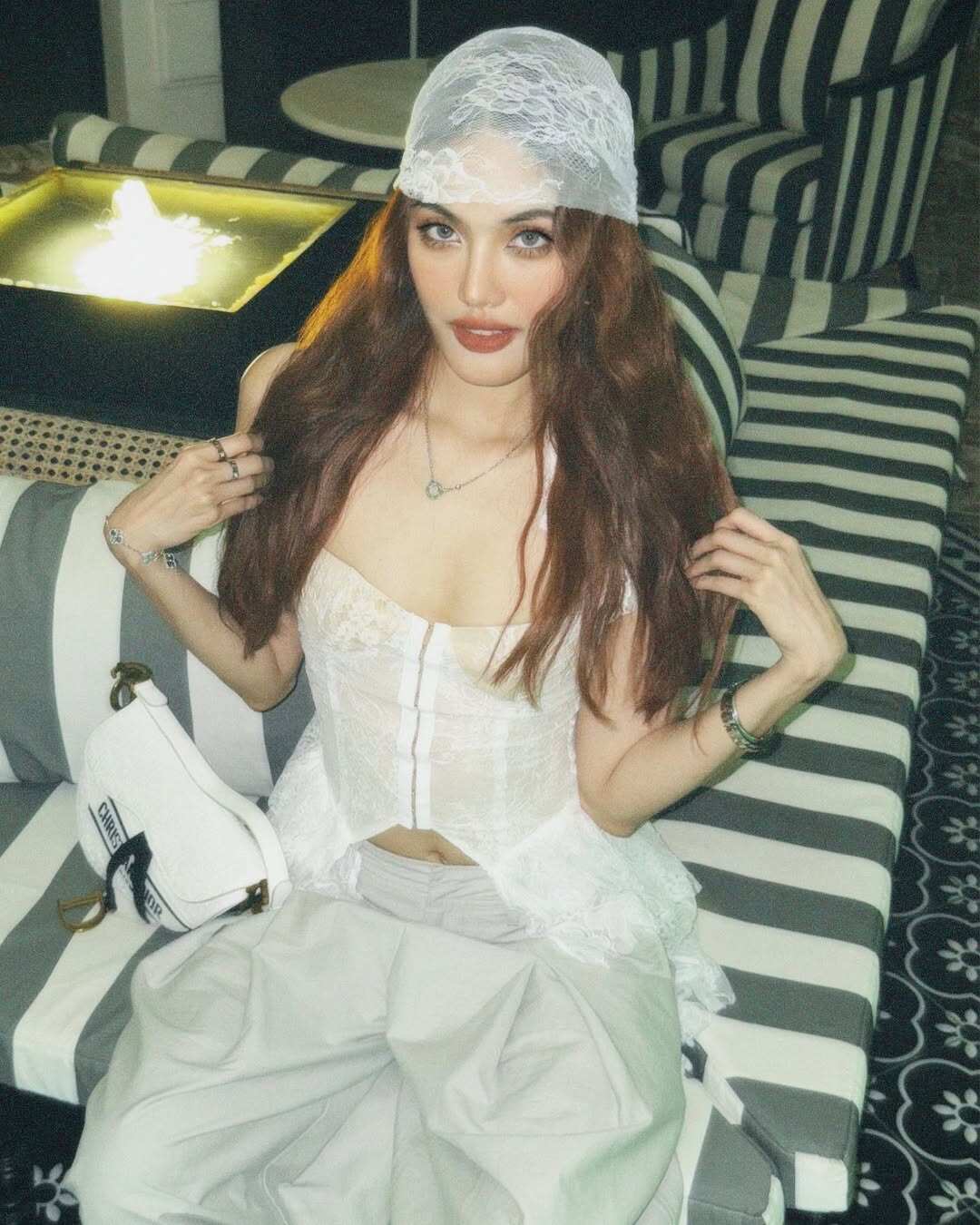 Hoa khôi được thiếu gia cầu hôn bằng nhẫn kim cương 1,2 tỷ đồng, giờ ở biệt thự dát vàng, chăm diện kiểu áo amp;#34;thương hiệuamp;#34; - 2