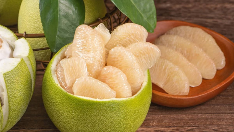 Bưởi giúp no lâu, giảm thèm ăn vặt và điều chỉnh chuyển hóa chất béo. Nhờ giàu vitamin C, bưởi còn cải thiện làn da căng mịn, sáng khỏe. Ăn bưởi đều đặn còn hỗ trợ tim mạch, giảm rối loạn mỡ máu rất hiệu quả.