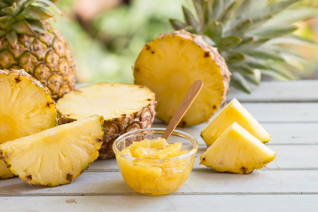 Dứa chứa enzyme bromelain hỗ trợ tiêu hóa, chống viêm và giảm tích mỡ. Vitamin C và mangan trong dứa giúp cơ thể tràn đầy năng lượng, làn da tươi sáng hơn. Phụ nữ ăn dứa thường xuyên sẽ duy trì được vóc dáng gọn gàng, đồng thời cải thiện sức khỏe khớp và hệ tiêu hóa.