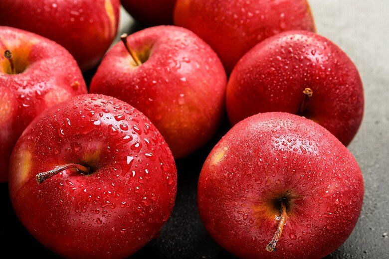 Táo chứa nhiều pectin tạo cảm giác no lâu, hạn chế tích mỡ và kiểm soát cân nặng hiệu quả. Polyphenol chống oxy hóa giúp da trẻ trung, hỗ trợ tim mạch. Đặc biệt, khoáng chất boron trong táo có tác dụng cân bằng estrogen, rất có lợi cho phụ nữ tiền mãn kinh giữ nhan sắc bền lâu.
