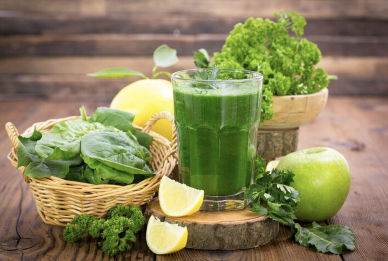 Sinh tố rau giúp thanh lọc cơ thể, cung cấp vitamin và chất xơ dồi dào, hỗ trợ tiêu hóa, giảm mỡ nội tạng và duy trì vòng eo thon gọn. Uống mỗi sáng không chỉ giúp no lâu, kiểm soát cơn thèm ăn mà còn mang lại làn da khỏe khoắn, tươi sáng, trẻ trung hơn.
