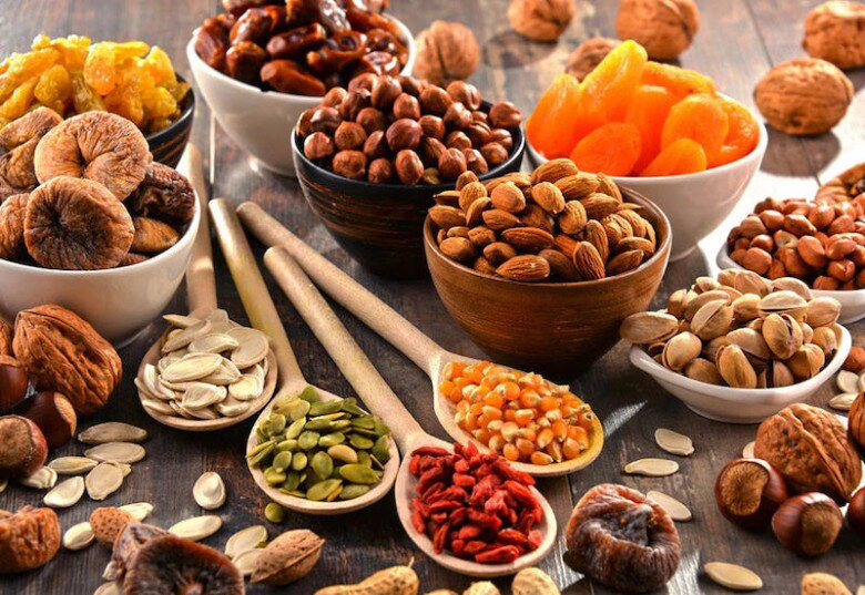 Hạnh nhân, óc chó, hạt điều... giàu chất béo lành mạnh giúp giảm cholesterol xấu, bảo vệ tim mạch. Chúng chứa nhiều chất xơ, tạo cảm giác no lâu, hạn chế ăn vặt. Vitamin E, magie, kẽm, selen trong hạt không chỉ tốt cho sức khỏe mà còn giúp da đẹp, tóc móng khỏe mạnh.