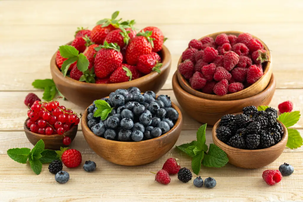 Dâu tây, việt quất, mâm xôi… ít calo nhưng giàu chất xơ, vitamin C, K và chất chống oxy hóa. Chúng giúp ổn định đường huyết, hỗ trợ giảm cân và ngăn ngừa lão hóa. Ăn quả mọng thường xuyên còn kích thích trao đổi chất, giúp da sáng mịn, vóc dáng săn chắc, tràn đầy năng lượng.