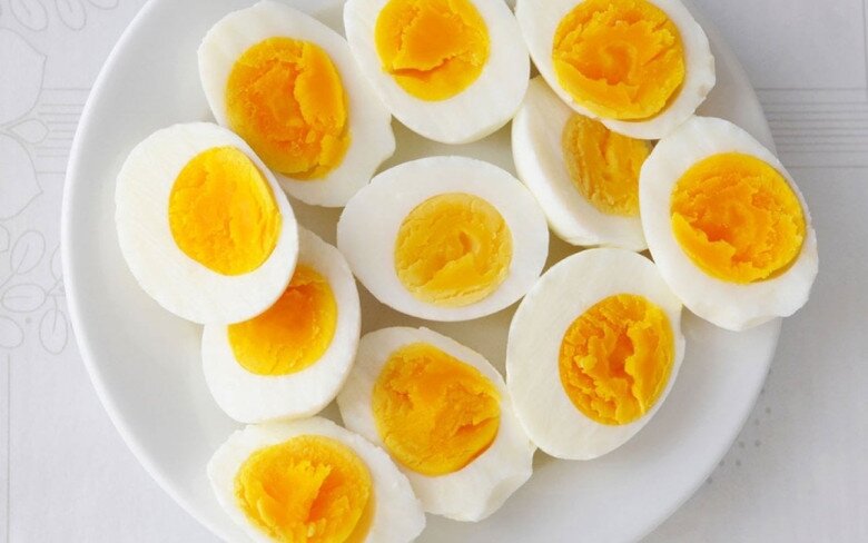 Trứng giàu protein và axit amin thiết yếu, giúp no lâu, hạn chế thèm ăn và kiểm soát calo hiệu quả. Ăn trứng vào bữa sáng còn thúc đẩy trao đổi chất, hỗ trợ đốt cháy mỡ thừa. Ngoài ra, trứng bổ sung vitamin D, B12, sắt, kẽm giúp tăng cường sức khỏe toàn diện.