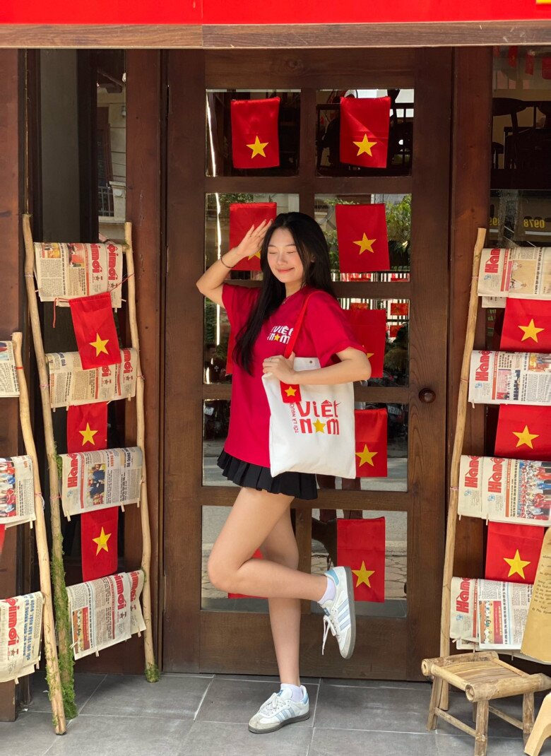 Nếu muốn nổi bật, hãy chọn màu đỏ - vàng hoặc các items có dòng chữ Việt Nam.