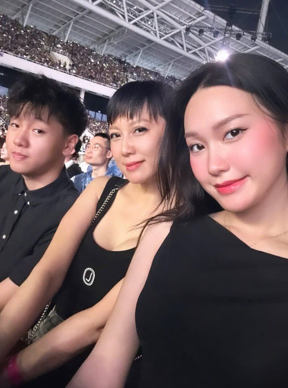 Mẹ vợ Bùi Tiến Dũng được khen amp;#34;đẹp nhất thế giớiamp;#34;, mẹ vợ Đoàn Văn Hậu U50 nóng bỏng không kém con gái - 3