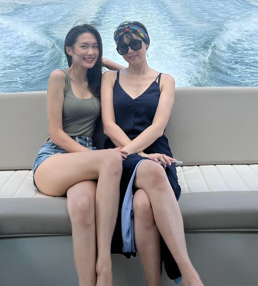 Cô Đoàn Phương Mai sở hữu nhan sắc trẻ trung, gương mặt thanh tú và làn da trắng mịn khó tin ở tuổi U50. Nụ cười rạng rỡ cùng thần thái sang trọng giúp cô nhiều lần được khen trẻ hơn cả chục tuổi, thậm chí trông như chị gái khi đứng cạnh con gái.