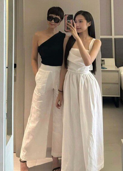 Gu thời trang của mẹ vợ Đoàn Văn Hiệu ghi điểm nhờ sự linh hoạt và tinh tế. Từ áo dài truyền thống trong dịp trọng đại, váy bodycon sang chảnh đến bikini gợi cảm khi nghỉ dưỡng, cô đều khéo léo tôn dáng, toát lên vẻ thời thượng và hiện đại.