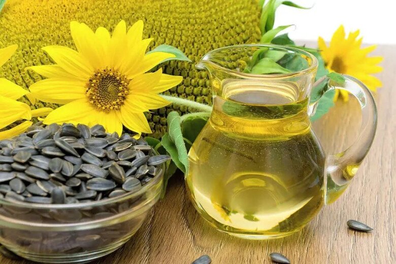 Hạt hướng dương giàu vitamin E và chất chống oxy hóa, giúp bảo vệ làn da, làm chậm quá trình lão hóa. Đồng thời, loại hạt này còn hỗ trợ cân bằng hormone và cải thiện tâm trạng.