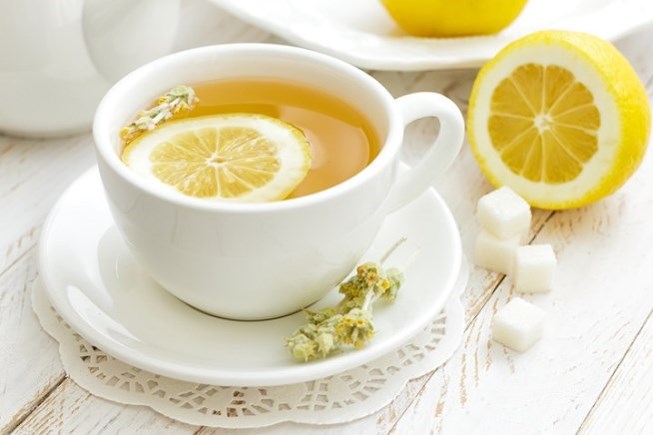 Một cốc chanh ấm vào buổi sáng giúp thanh lọc dạ dày, kích thích trao đổi chất và hỗ trợ đốt cháy mỡ thừa. Vitamin C trong chanh còn thúc đẩy sản sinh collagen, giữ da sáng mịn, đều màu. Nên uống loãng, không đường để tránh hại dạ dày.