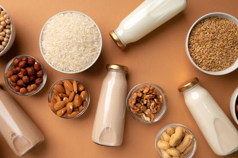 Sữa từ hạnh nhân, óc chó, yến mạch hay đậu nành giàu vitamin E và protein thực vật. Thức uống này giúp chống oxy hóa, duy trì độ đàn hồi cho da và no lâu, ít calo, phù hợp người muốn giảm cân. Nên ưu tiên sữa hạt ít đường, tự làm tại nhà.