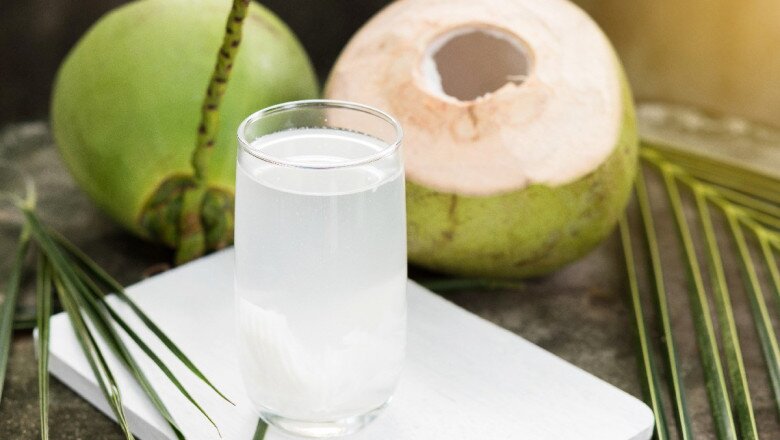 Nước dừa giàu chất điện giải, vitamin C và kali, vừa cấp nước vừa nuôi dưỡng da căng bóng tự nhiên. Lượng calo thấp, dễ tiêu hóa, phù hợp cho người muốn giữ dáng. Uống nước dừa 3–4 lần/tuần giúp cơ thể giải nhiệt, phục hồi năng lượng và làm đẹp da.