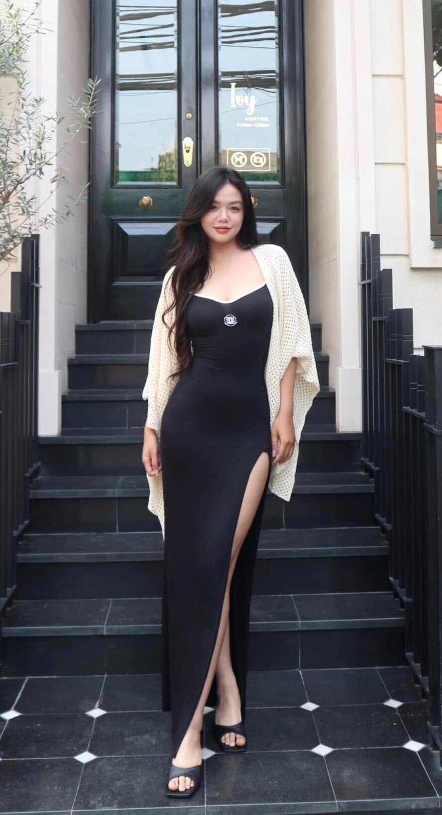 Gu thời trang nóng bỏng, gợi cảm tôn triệt để lợi thế ngoại hình của Trung úy Ngô Lâm Phương.
