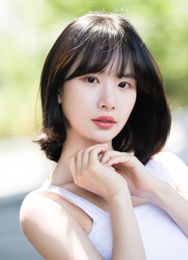 Nhiều mỹ nhân showbiz lên hương nhan sắc nhờ chọn đúng kiểu tóc mái phù hợp. Tóc mái không chỉ giúp gương mặt cân đối, trẻ trung mà còn tôn lên cá tính riêng.