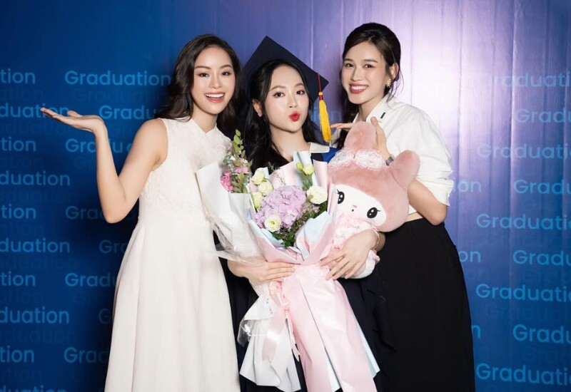 Trong ngày tốt nghiệp của Á hậu Thùy Linh, Hoa hậu Đỗ Thị Hà và Á hậu Đào Thị Hiền cũng có mặt để chia vui với "đàn em". Khung hình "bội thu visual" vì vừa xinh đẹp, vừa tài giỏi của 3 mỹ nhân Việt từng khiến dân tình hết lời khen ngợi.