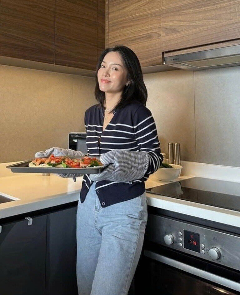 Áo cardigan là item nhẹ nhàng, linh hoạt và dễ ứng dụng trong nhiều hoàn cảnh. Với thiết kế đơn giản nhưng không kém phần thanh lịch, cardigan có thể khoác ngoài váy, áo thun hay sơ mi, tạo nên phong cách nữ tính, ấm áp và phù hợp với tiết trời se lạnh đầu thu.