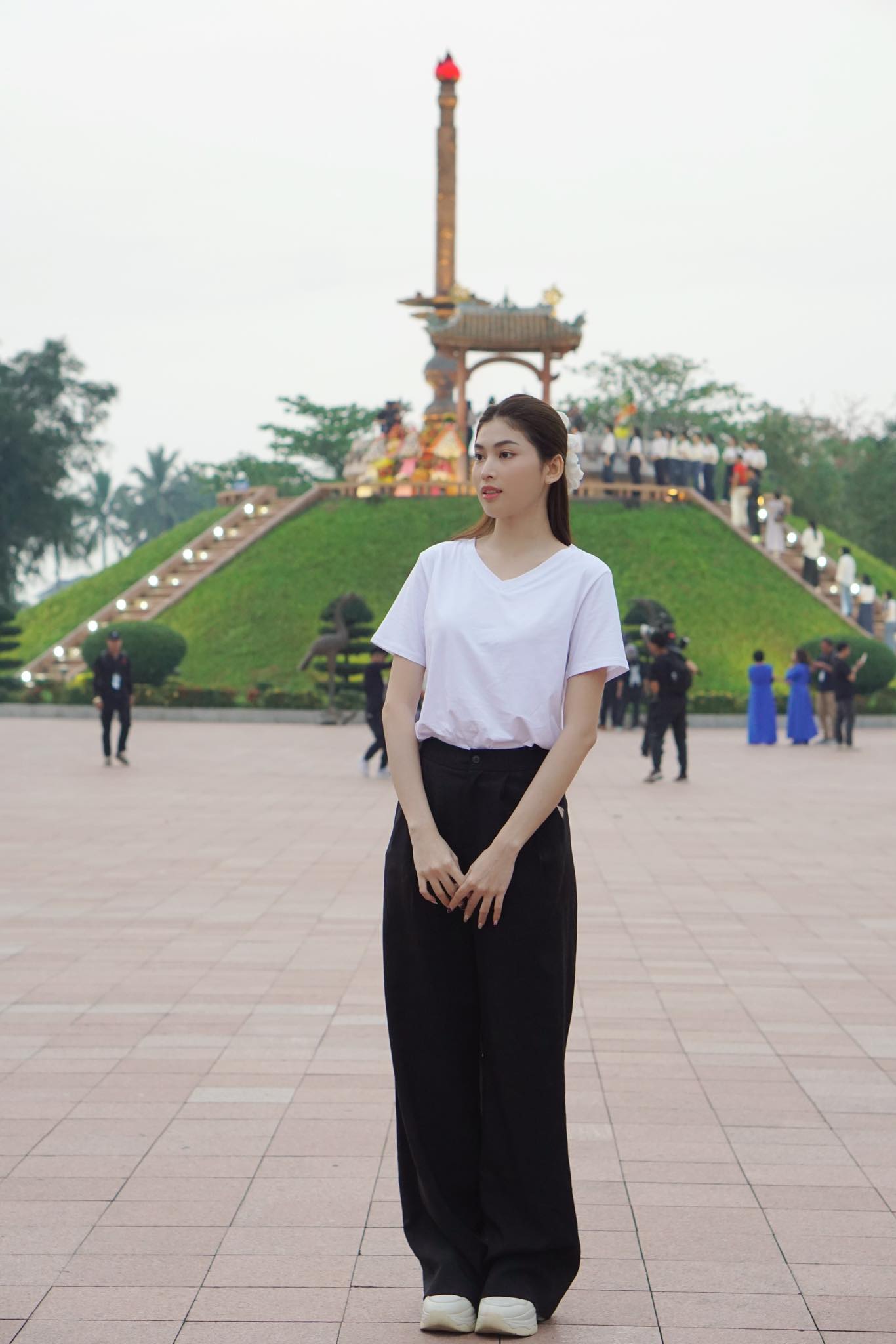 Á hậu Việt Nam bị đồn sắp làm dâu hào môn sở hữu đôi chân dài 1m1, mặc cắt khoét khoe dáng amp;#34;bốc lửaamp;#34;, ngó túi hiệu mà choáng ngợp - 14