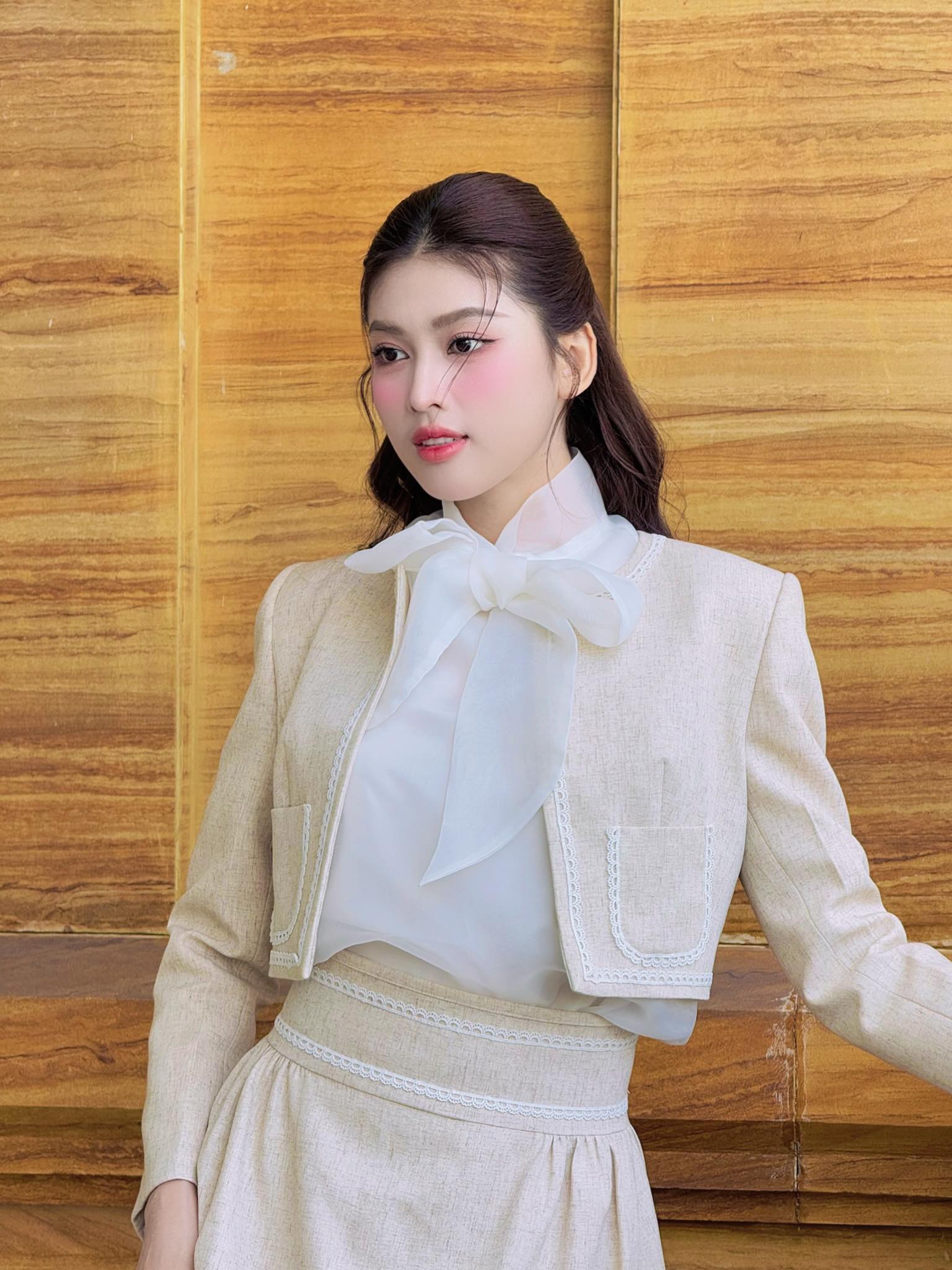 Á hậu Việt Nam bị đồn sắp làm dâu hào môn sở hữu đôi chân dài 1m1, mặc cắt khoét khoe dáng amp;#34;bốc lửaamp;#34;, ngó túi hiệu mà choáng ngợp - 15