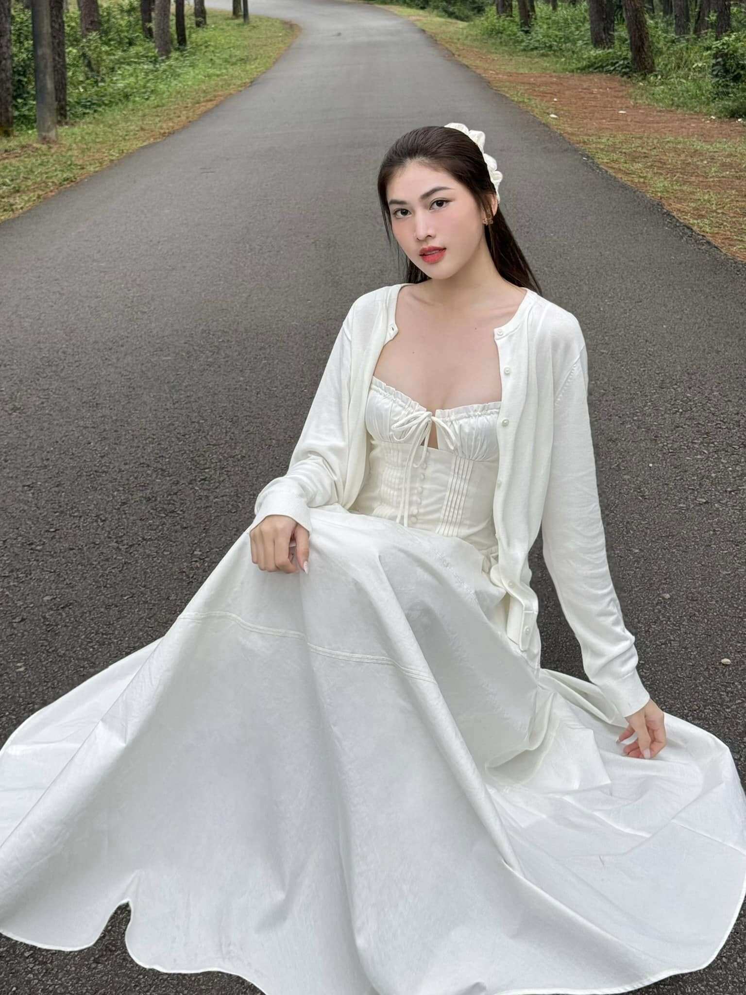 Á hậu Việt Nam bị đồn sắp làm dâu hào môn sở hữu đôi chân dài 1m1, mặc cắt khoét khoe dáng amp;#34;bốc lửaamp;#34;, ngó túi hiệu mà choáng ngợp - 12