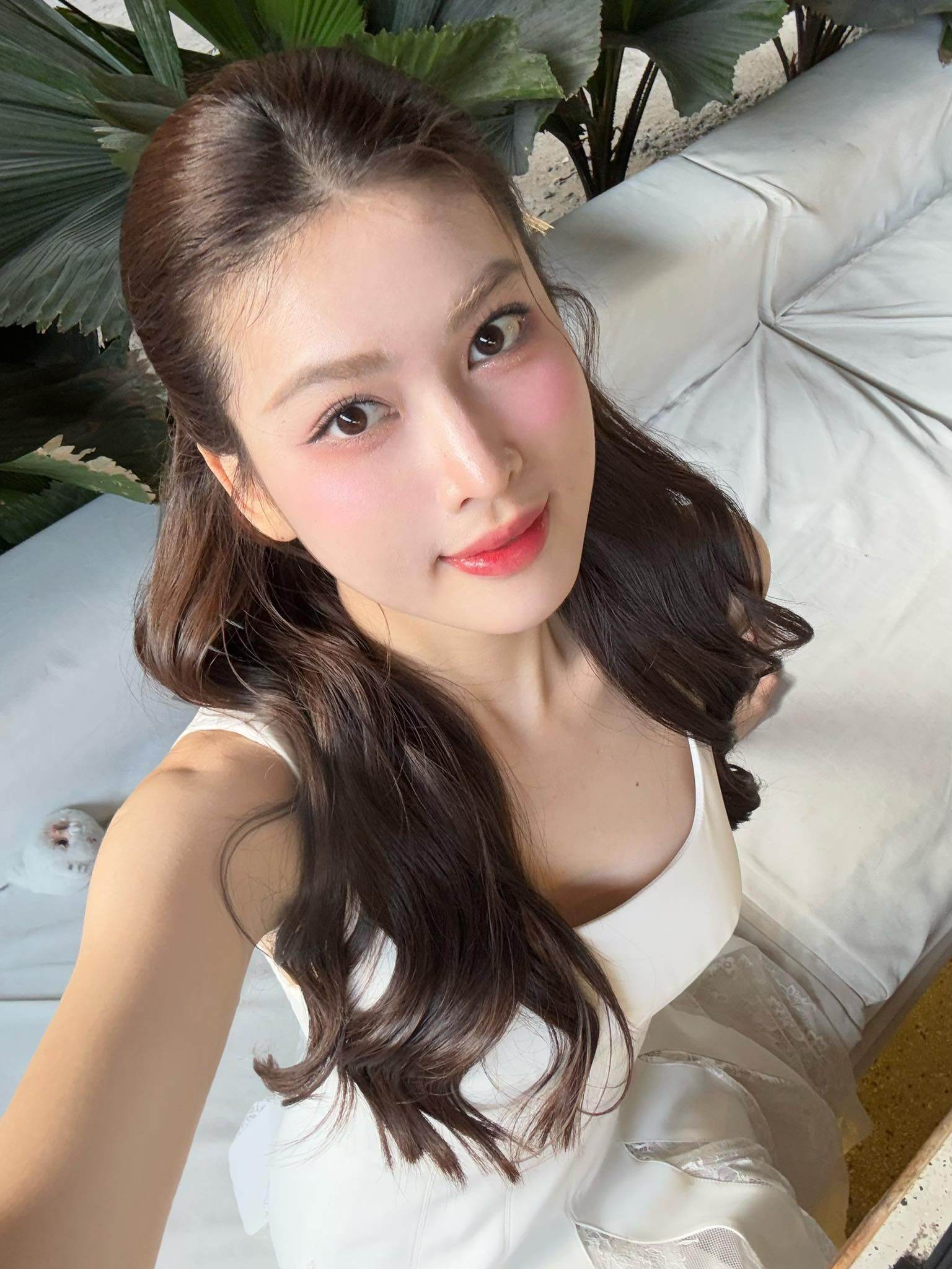 Á hậu Việt Nam bị đồn sắp làm dâu hào môn sở hữu đôi chân dài 1m1, mặc cắt khoét khoe dáng amp;#34;bốc lửaamp;#34;, ngó túi hiệu mà choáng ngợp - 3