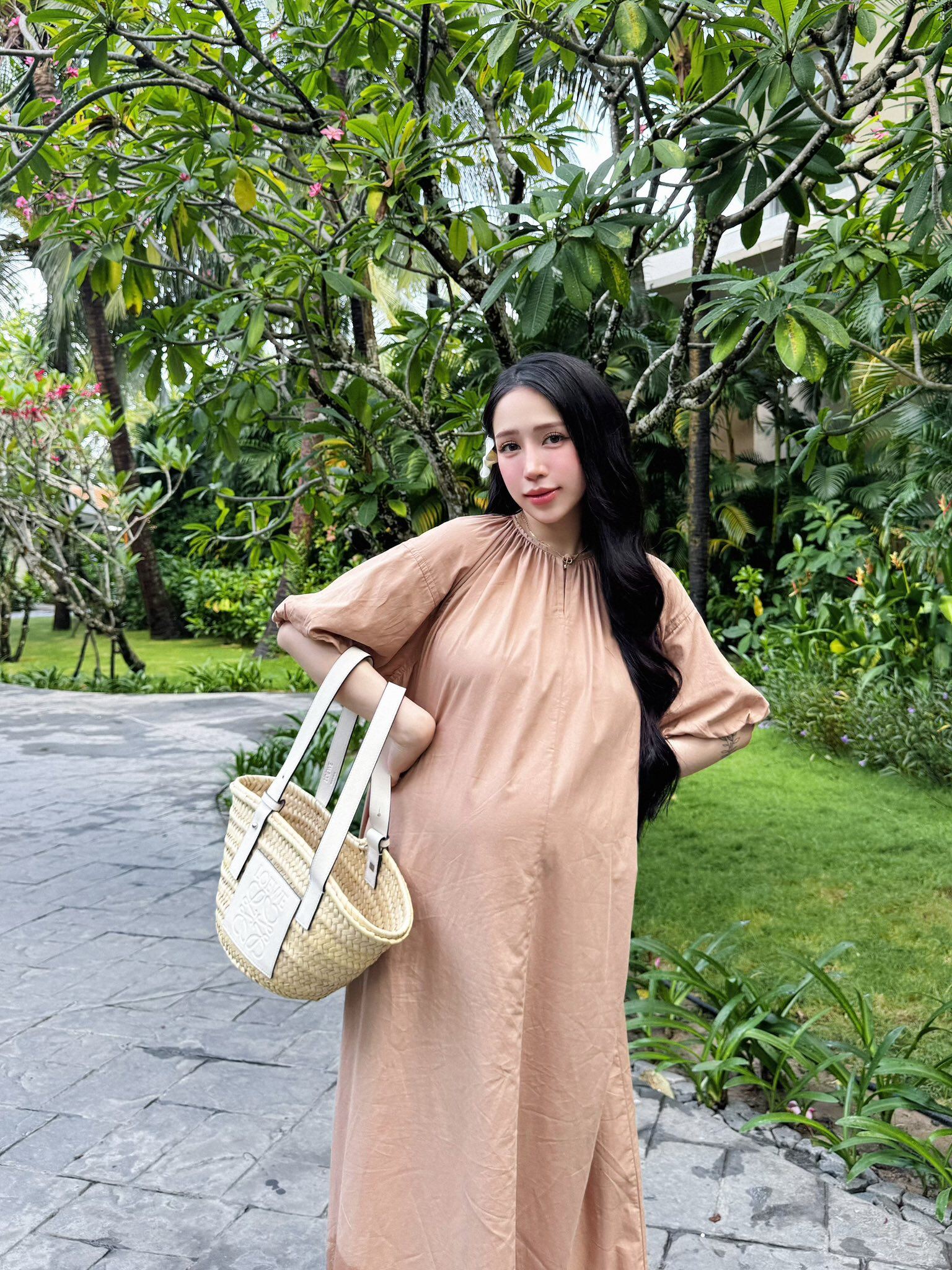 Joyce ưa chuộng phong cách tiểu thư sang chảnh với váy dạ hội lộng lẫy, thiết kế đính hoa, xếp nếp tinh tế. Cô thường kết hợp túi Hermès, Chanel, đồng hồ xa xỉ, tạo nên hình ảnh quý phái. Ngay cả khi mang bầu, Joyce vẫn giữ gu tinh tế, tự tin khoe dáng quyến rũ.